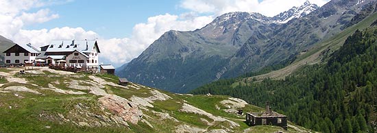 Ziel: die Zufallhüte in 2.265 m Höhe mit Blick auf viele noch höhere Berge (Foto: Marikka-Laila Maisel)